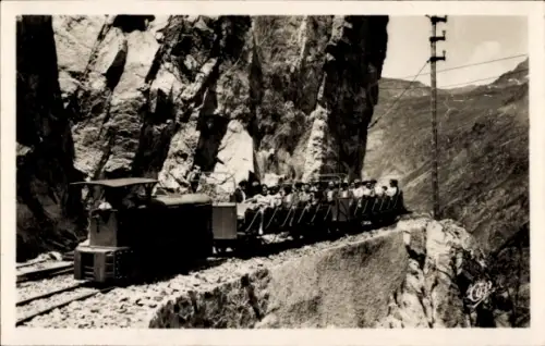 Ak Artouste Fabrèges Pyrénées-Atlantiques, Le petit Train à la Corniche de l'abime