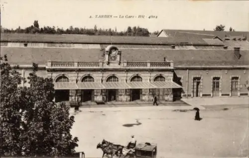 Ak Tarbes Hautes Pyrénées, Bahnhof, Vorplatz