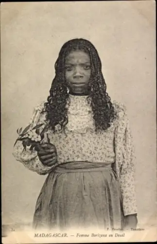 CPA Madagascar, Femme Borizana en Deuil