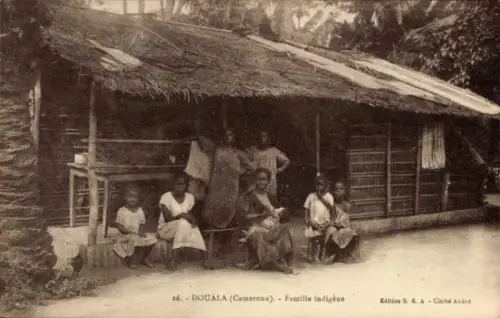 Ak Douala Duala Kamerun, einheimische Familie vor Hütte sitzend