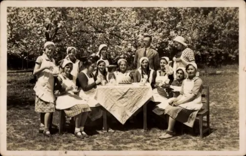 Foto Ak Český Krumlov Böhmisch Krumau Krummau Südböhmen, Kochschule 1931/1932, junge Frauen