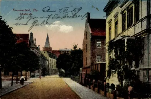 Ak Lubsko Sommerfeld Ostbrandenburg, Schillstraße, Straßenpartie, Kirchturm