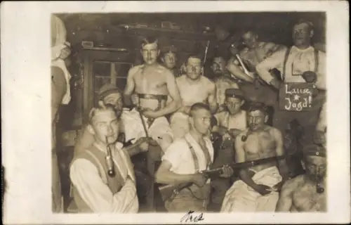 Foto Ak Lausejagd, Soldaten mit freien Oberkörpern, Pfeife, Gewehr