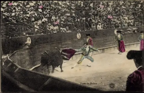 Ak Stierkampf in der Arena, Torero, Passe de Muleta