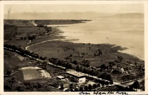 Ak Friedrichshafen am Bodensee, Landschaft mit Wasser, Bäume, Wiesen, Gebäude,  aus Friedrichshaf