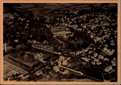 Ak Bad Pyrmont in Niedersachsen, Luftaufnahme von  Häusersiedlung, Flussverlauf, Bäume