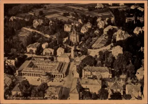 Ak Bad Pyrmont in Niedersachsen, Luftaufnahme von  Stadtansicht, Wohngebäude