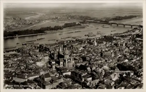 Ak Mainz am Rhein, Luftaufnahme von  Rhein, Schiffe, Brücke, Stadtansicht