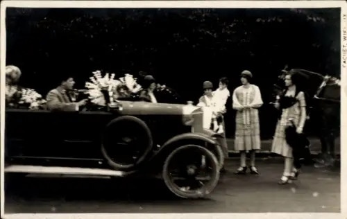 Foto Ak Automobil, Frauen neben dem Auto