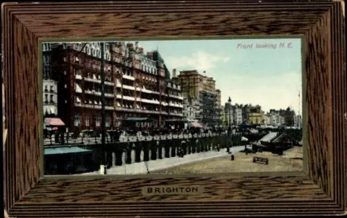 Ak Brighton East Sussex England, Vorderansicht von  Gebäude, Strandpromenade, N. E. Blick