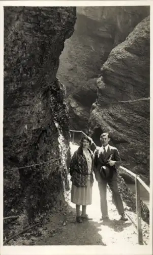 Ak Garmisch Partenkirchen in Oberbayern, Partnachklamm, Paar in der  Felsen, Wanderweg, 1930er Ja