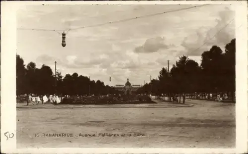 Ak Antananarivo Tananarive Madagaskar, Avenue Fallières, Bahnhof, Menschen, Bäume, Straßenansicht