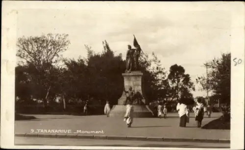 Ak Antananarivo Tananarive Madagaskar, Monument, Statue, Menschen, Bäume, Tananarive