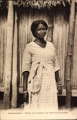 Ak Madagascar, Femme Antambahoaka en Costume europeen