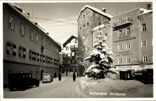 Ak Zell am See in Salzburg, Zell am See Stadtplatz, Schneelandschaft,  Gebäude, Auto