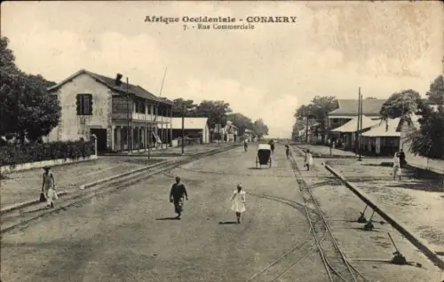 Ak Conakry Guinea, Afrika,  Rue Commerciale, Straßenansicht, Personen, Karren