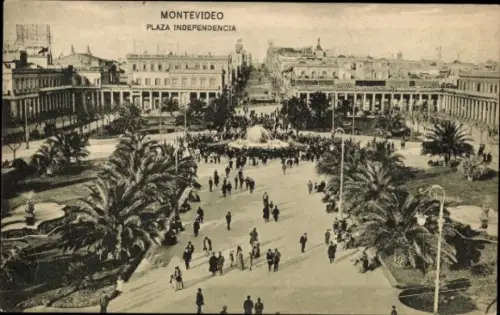 Ak Montevideo Uruguay,  Plaza Independencia, Menschenmenge, Palmen,  Gebäude