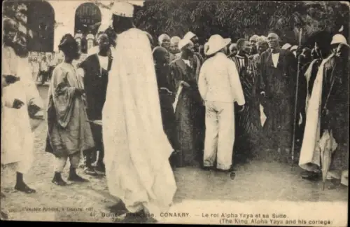 Ak Conakry Guinea, König Alpha Yaya, seine Suite, Menschenmenge, traditionelle Kleidung