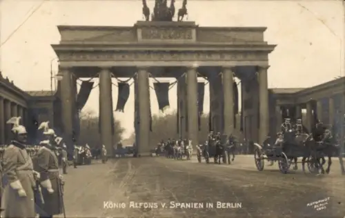 Ak Berlin Mitte, König Alfons von Spanien,Kutsche, Brandenburger Tor