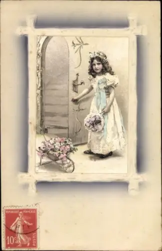 Passepartout Ak Mädchen mit Blumenstrauß an der Haustür