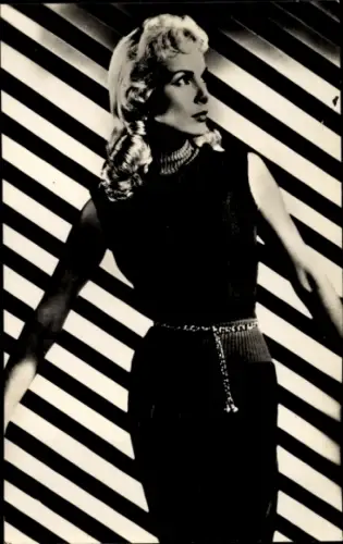 Ak Schauspielerin Janet Leigh, Standportrait, Kleid