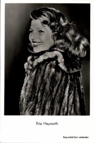 Ak Schauspielerin Rita Hayworth, Portrait im Pelzmantel