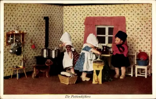 Ak Käthe Kruse Puppen in niederländischen Trachten, In der Küche