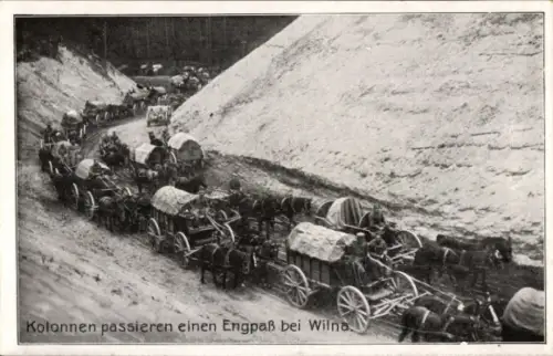 Ak Vilnius Wilna Litauen, Kolonnen passieren einen Engpass, I. WK