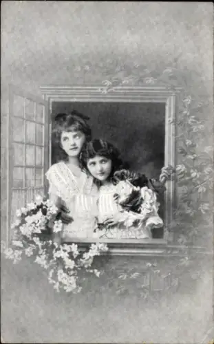 Ak Zwei Mädchen am Fenster, Blumen