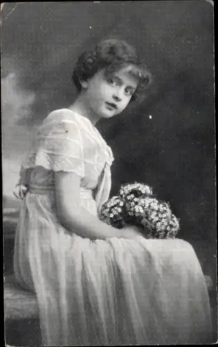 Ak Mädchen mit Blumen, Portrait