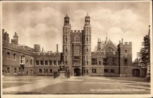 Ak Windsor Berkshire England, Eton College, Quadrangle,   Architektur