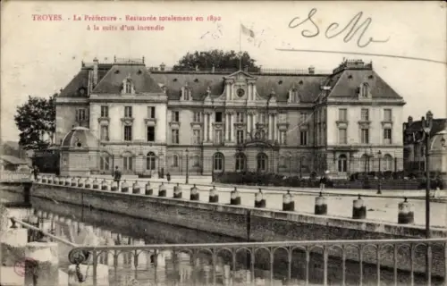 Ak Troyes Aube,  La Préfecture, restauriert 1892 nach Brand, Wasserweg