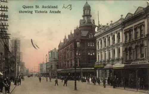 Ak Auckland Neuseeland, Queen St.  Victoria Arcade, Menschen auf der Straße, Geschäfte