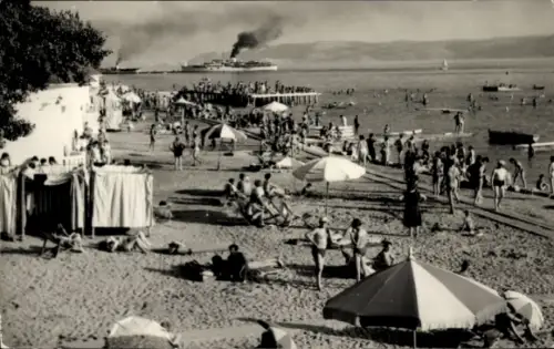 Ak Cirkvenica Crikvenica Kroatien, Strand mit vielen Menschen, Sonnenschirmen, Booten, Dampfer im