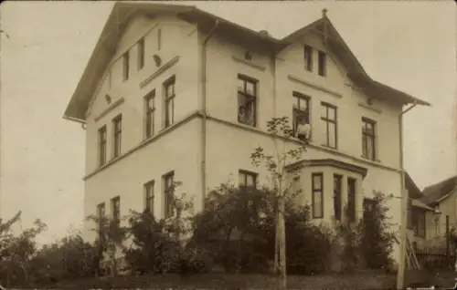 Foto Ak Coburg in Oberfranken, Wohnhaus, Anwohnerinnen am Fenster