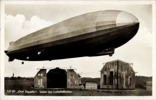 Ak Friedrichshafen am Bodensee, Luftschiff LZ 127 Graf Zeppelin über der Luftschiffhalle