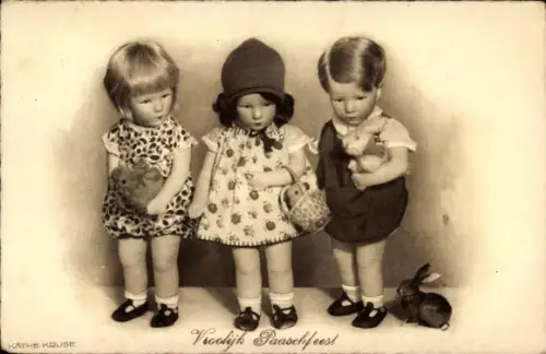 Ak Glückwunsch Ostern, Puppen von Käthe Kruse, Osterhasen, Küken im Korb