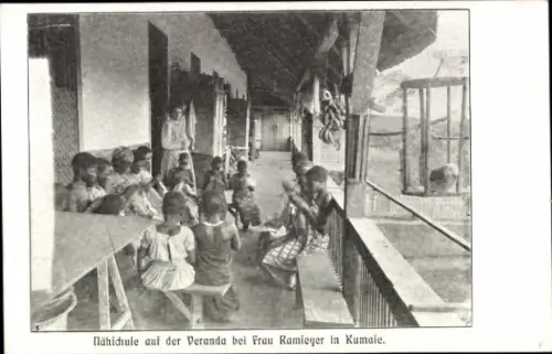 Ak Strasbourg Straßburg Elsass Bas Rhin, Völkerschau, Nähschule auf der Veranda