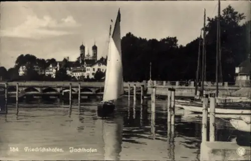 Ak Friedrichshafen am Bodensee, Jachthafen, Segelboot