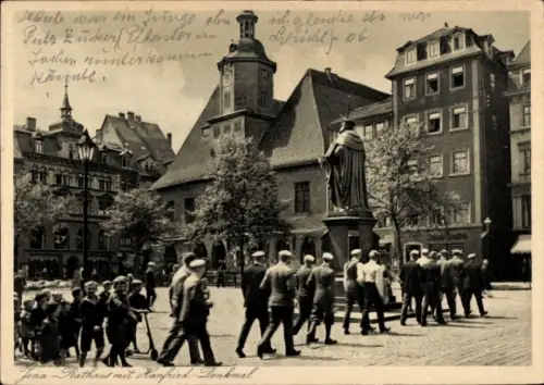 Ak Jena in Thüringen, Jena-Rathaus, Hanfried-Denkmal, Menschenmenge,  Szenerie