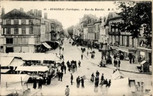 Ak Bergerac Dordogne, Marktstraße in  Maison de Nouveautés, Menschen, Marktstände