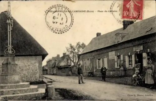 CPA Bérengeville-la-Campagne Eure, Place du Calvaire