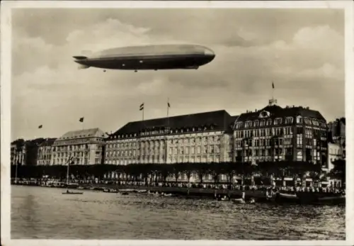 Ak Hamburg, Graf Zeppelin über dem Hapag-Gebäude am Alsterdamm