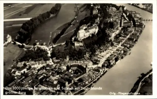 Ak Burghausen an der Salzach Oberbayern, Luftaufnahme von  Salzach, größte Burg Deutschlands