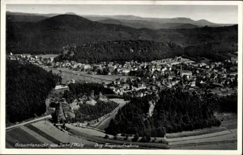 Ak Hinterweidenthal in der Pfalz, Gesamtansicht von Dahn, Luftaufnahme, Landschaft, Hügel