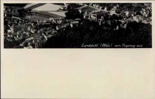 Ak Landstuhl in der Pfalz, Luftaufnahme von Landstuhl, Pfalz, Schriftzug "vom Flugzeug aus"
