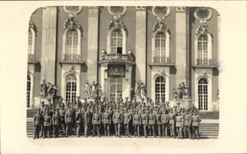 Foto Ak Potsdam in Brandenburg, Deutsche Soldaten vor dem neuen Palais