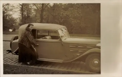 Foto Ak Frau neben dem Automobil, Oldtimer