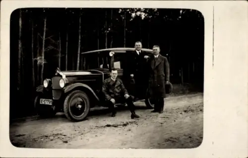 Foto Ak Drei Männer neben dem Automobil, Oldtimer