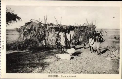Ak Djibouti Dschibuti, Hütte à Ambouli, Menschen, Landschaft, Schwarz-Weiß-Foto